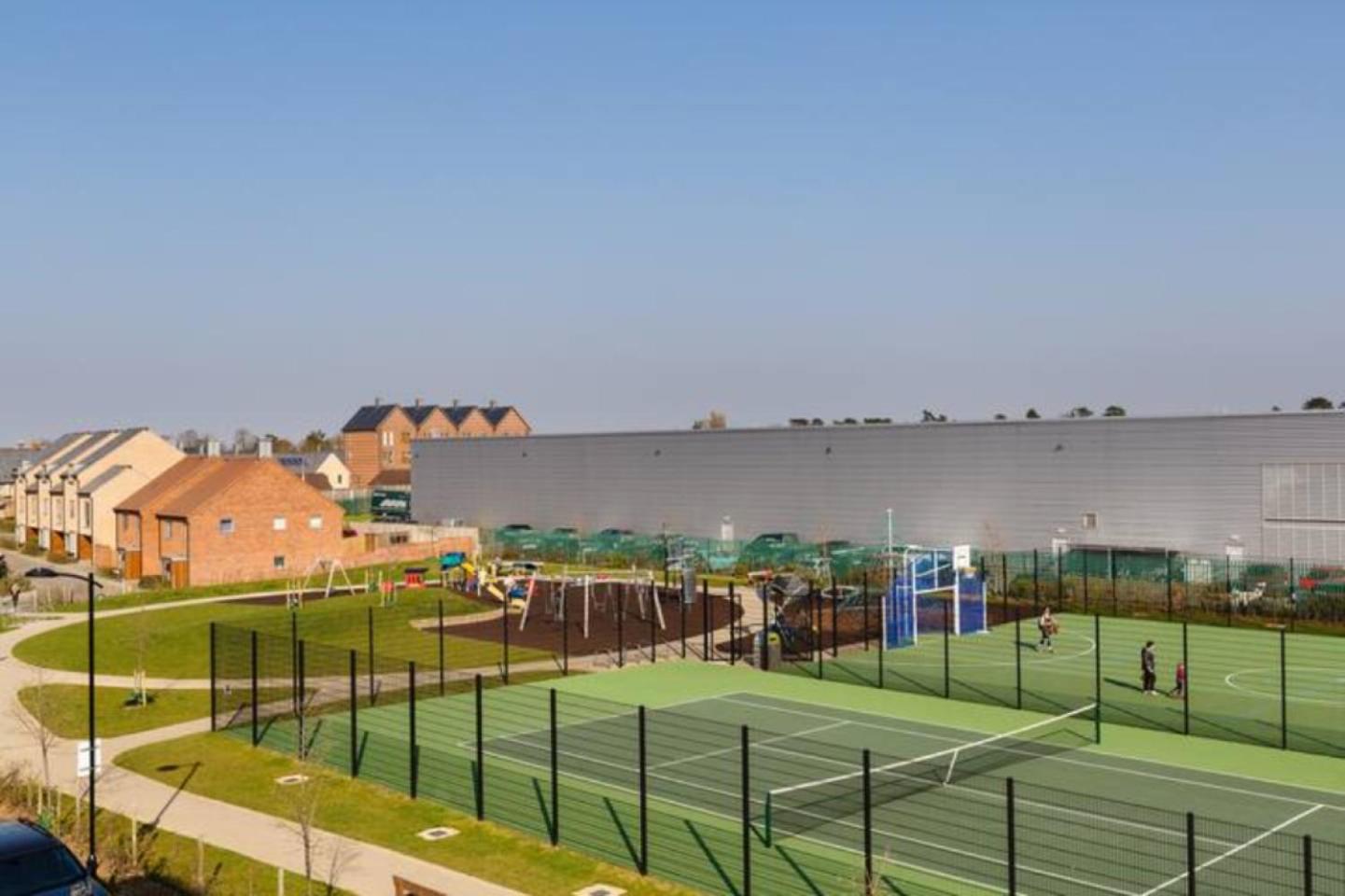 Contemporary Trumpington Apartment with Self Check-in ,FREE On-site Parking, Terrace, SUPER Fast WIFI & 5 mins drive to Papworth & Addenbrookes hospitals view 4