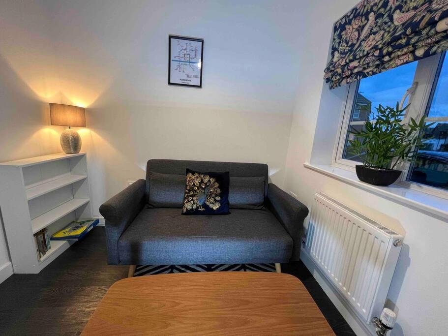 Modern Home - Free Parking - Contractors Welcome view 5