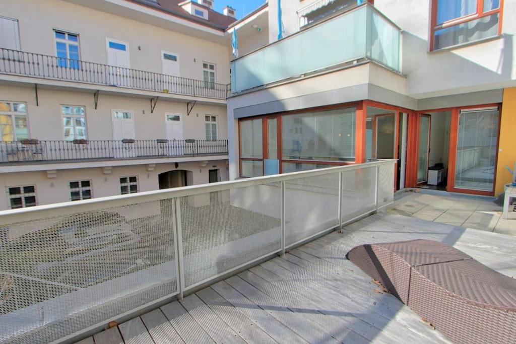 AuriApartments Karlín 2KK s terasou a parkováním