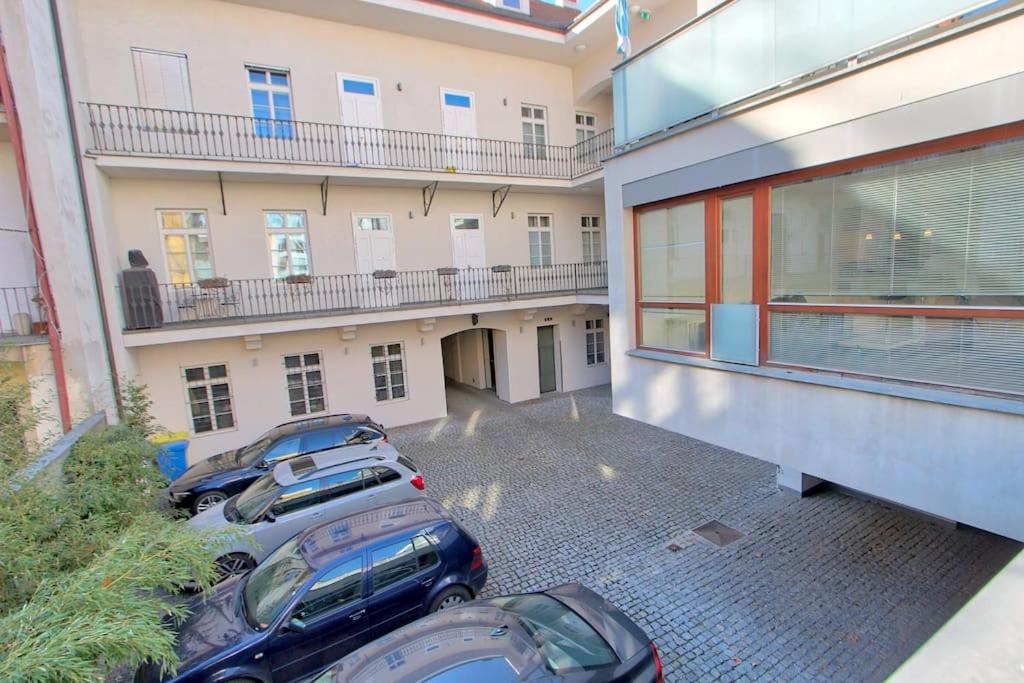 AuriApartments Karlín 2KK s terasou a parkováním