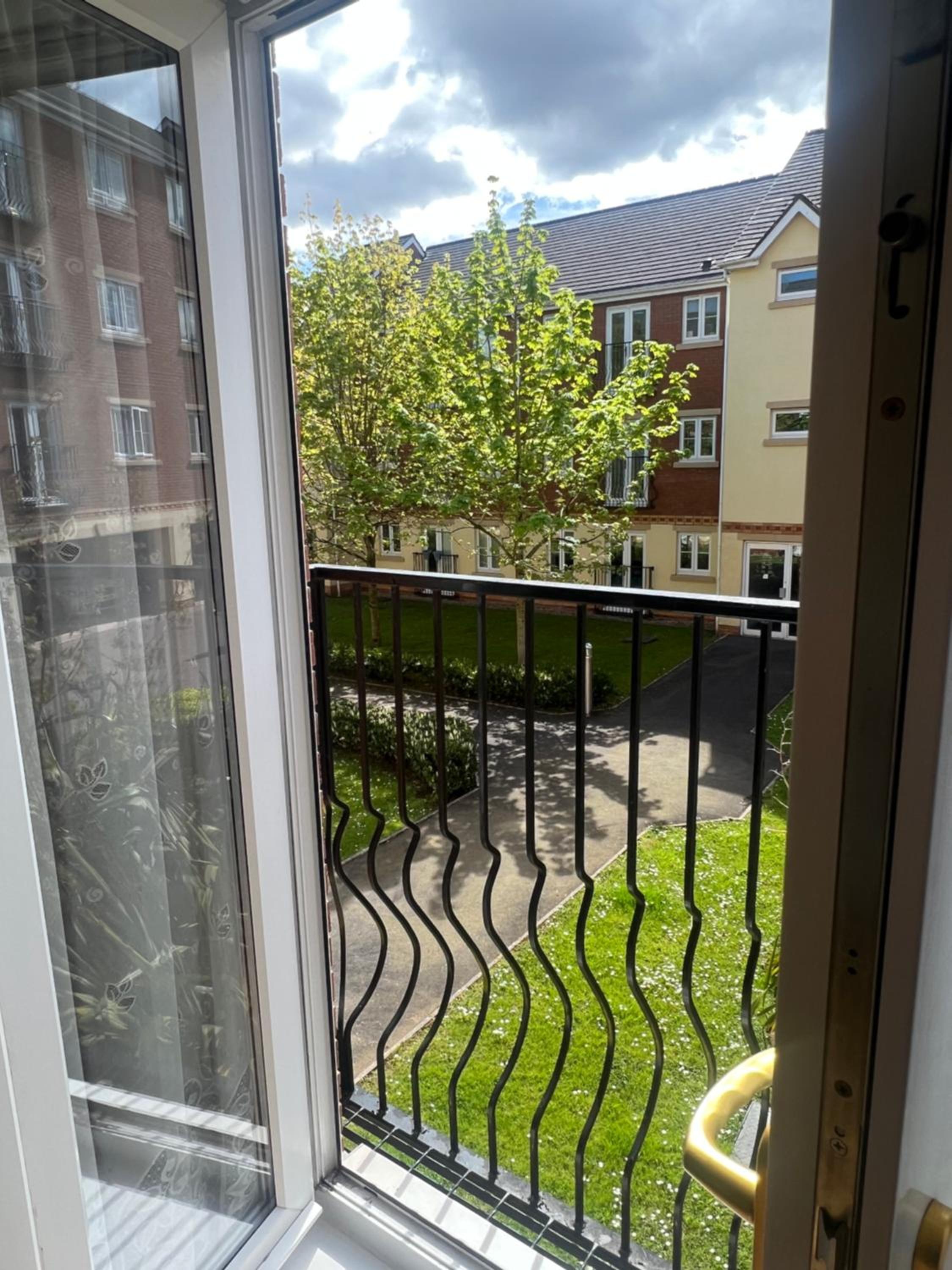 The Onyx Suite - 1 Bed apartment w/ free parking view 4