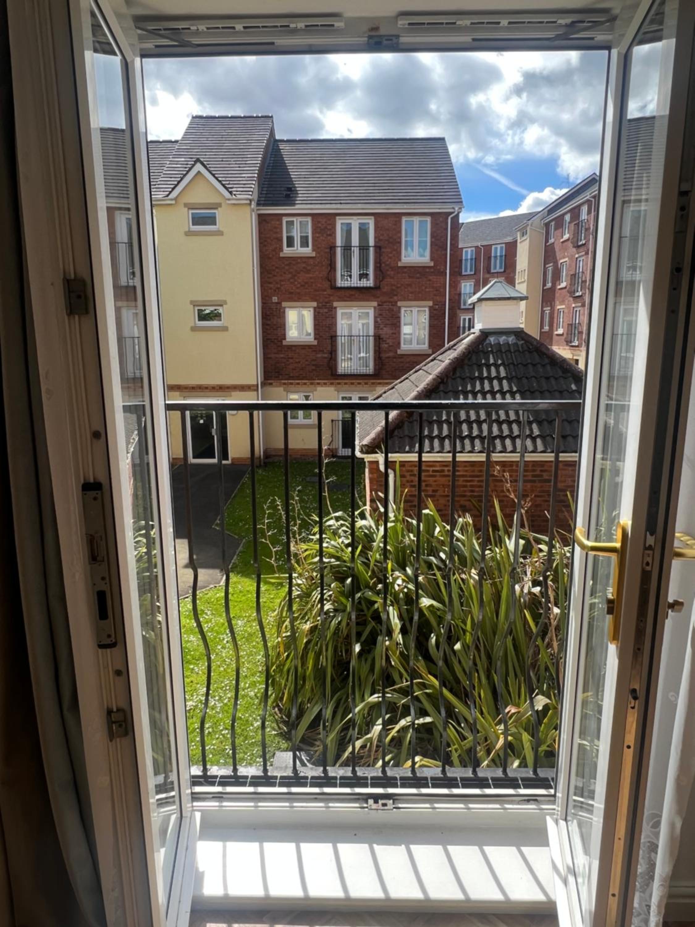 The Onyx Suite - 1 Bed apartment w/ free parking view 5