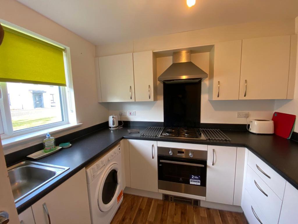 3 bed house with parking near airport view 5