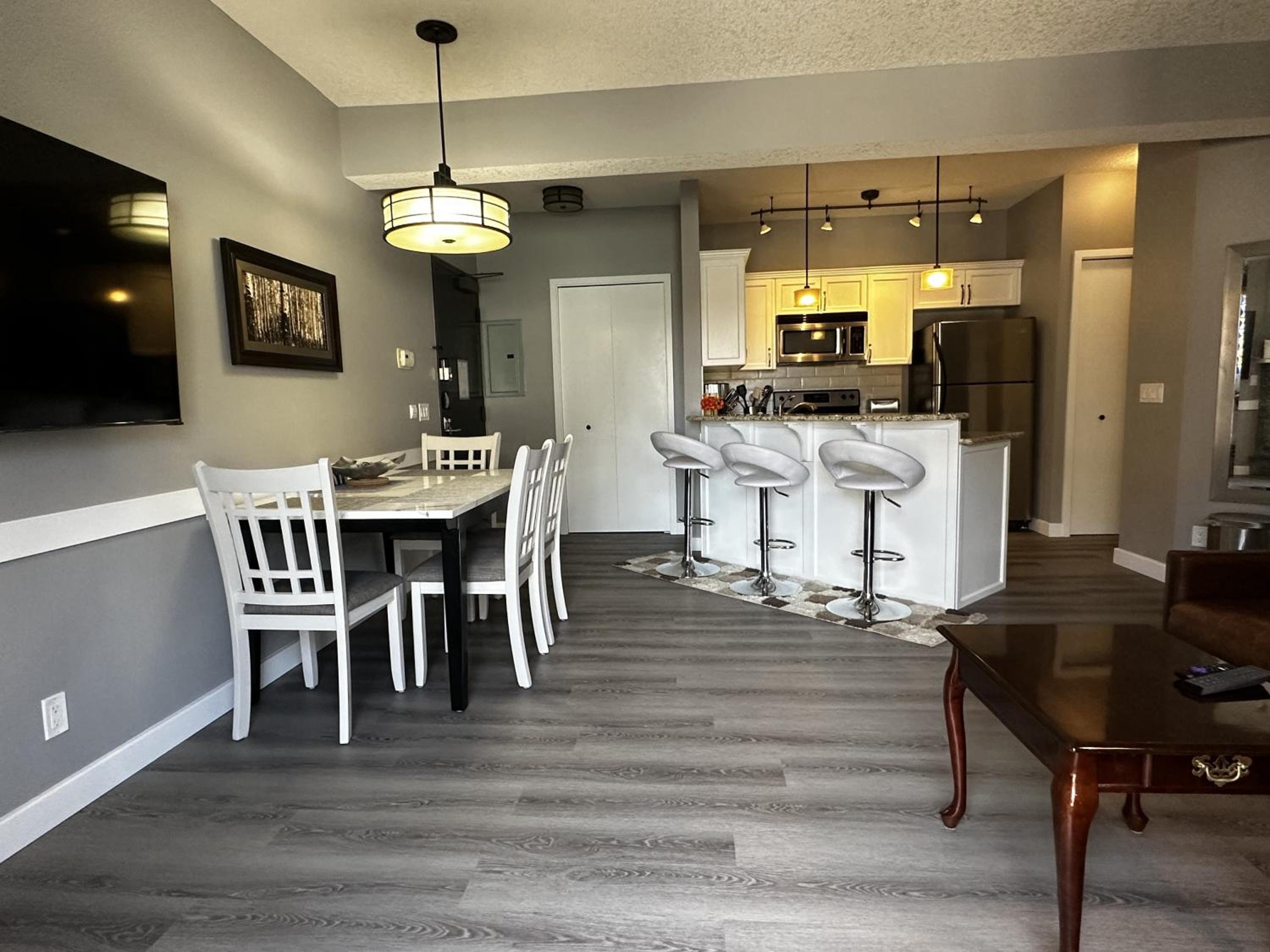 Luxury Two Queen Beds Condo - Grande Rockies Resort Indoor Parking Pool Hot tub GYM