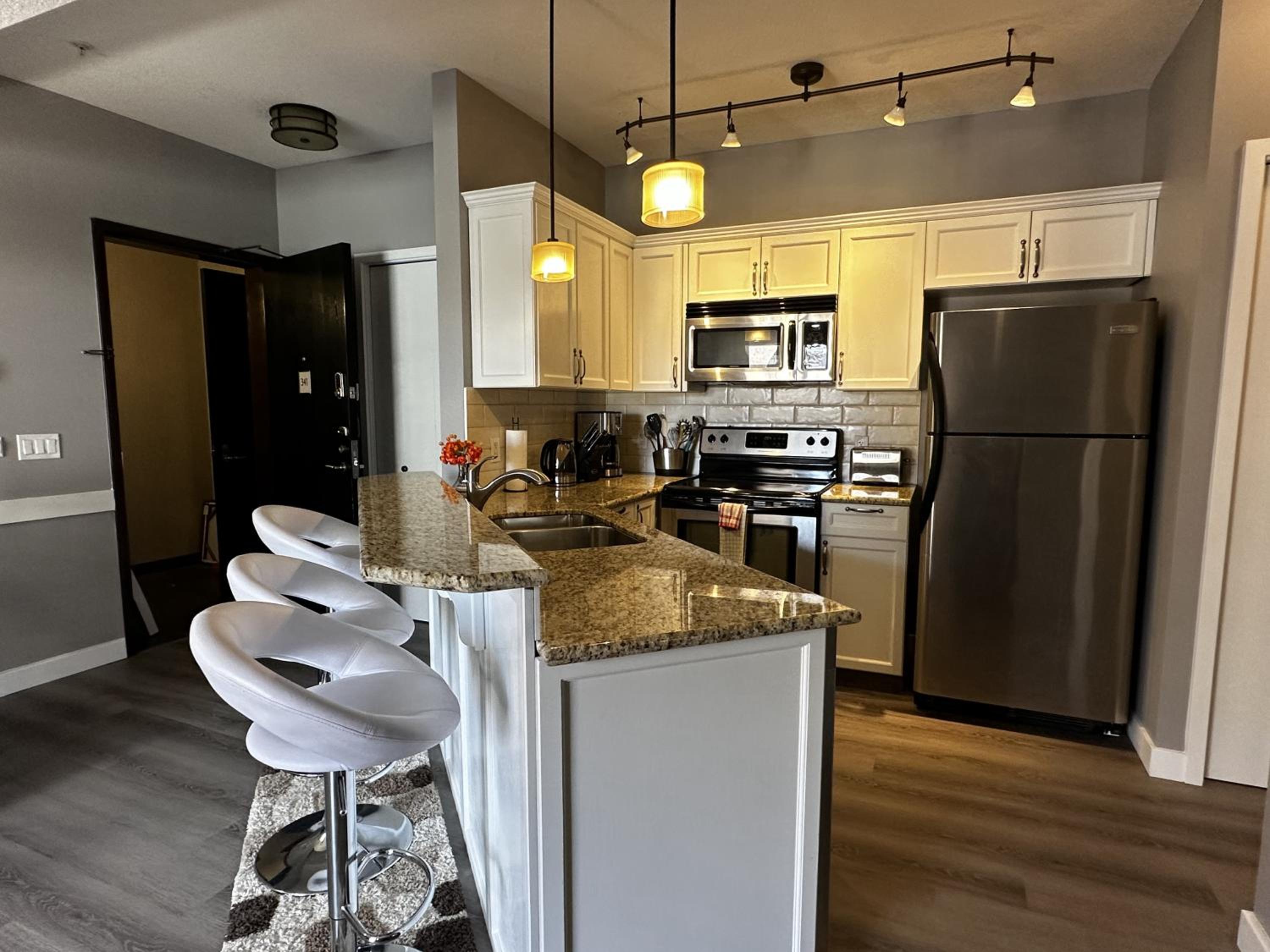 Luxury Two Queen Beds Condo - Grande Rockies Resort Indoor Parking Pool Hot tub GYM