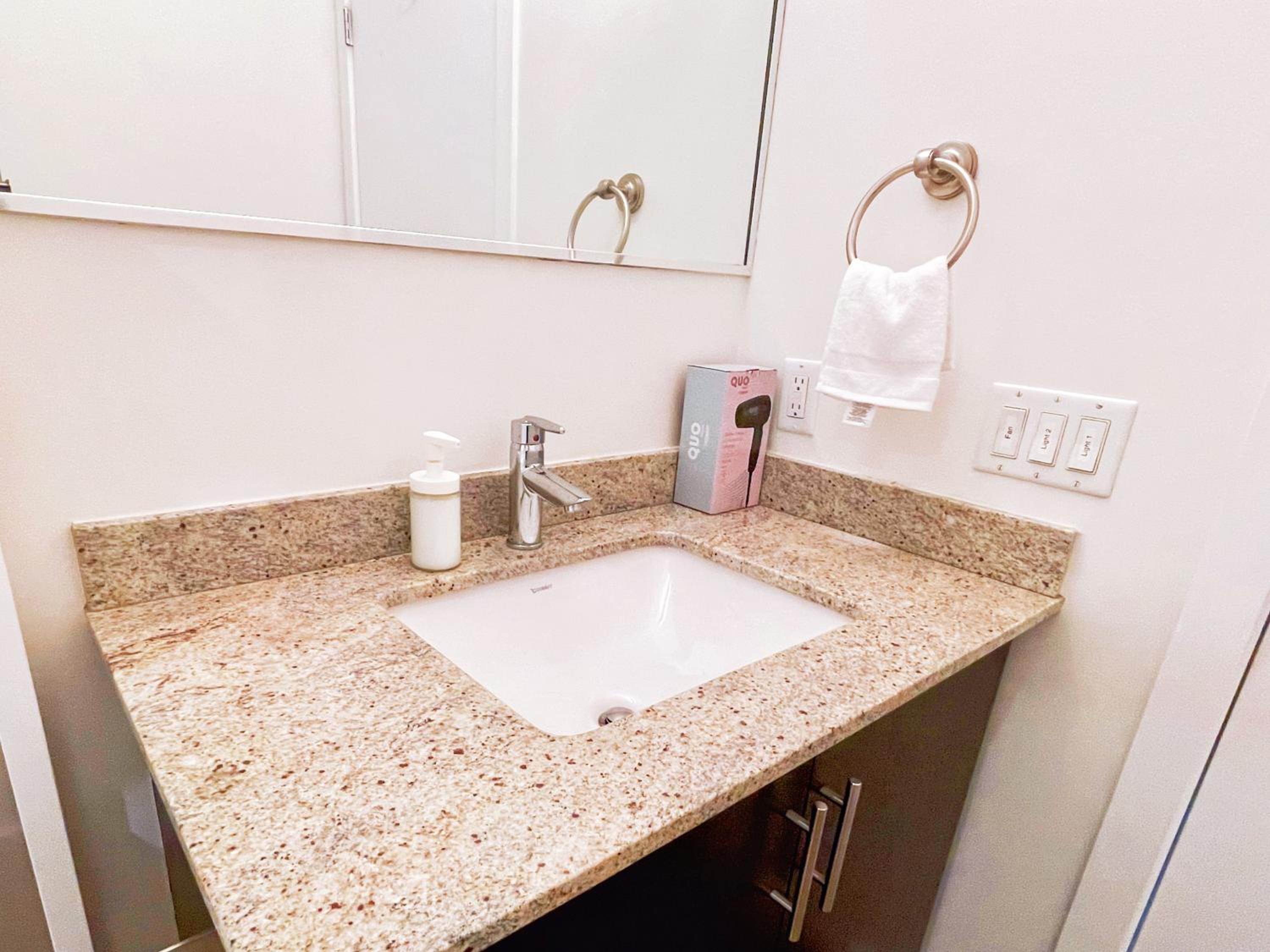 2BR condo in downtown, w/ view+parking