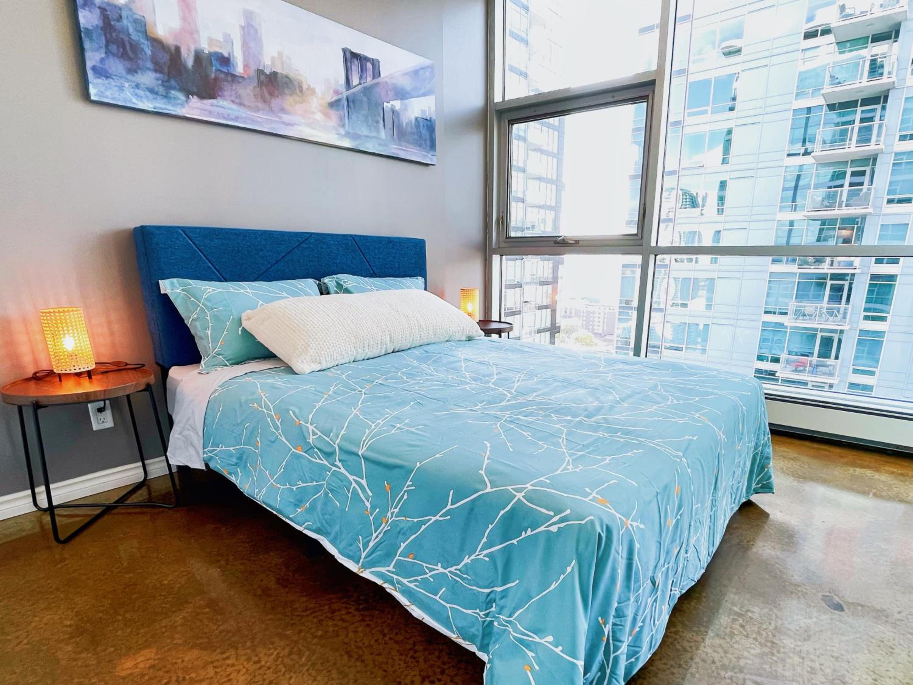 2BR condo in downtown, w/ view+parking