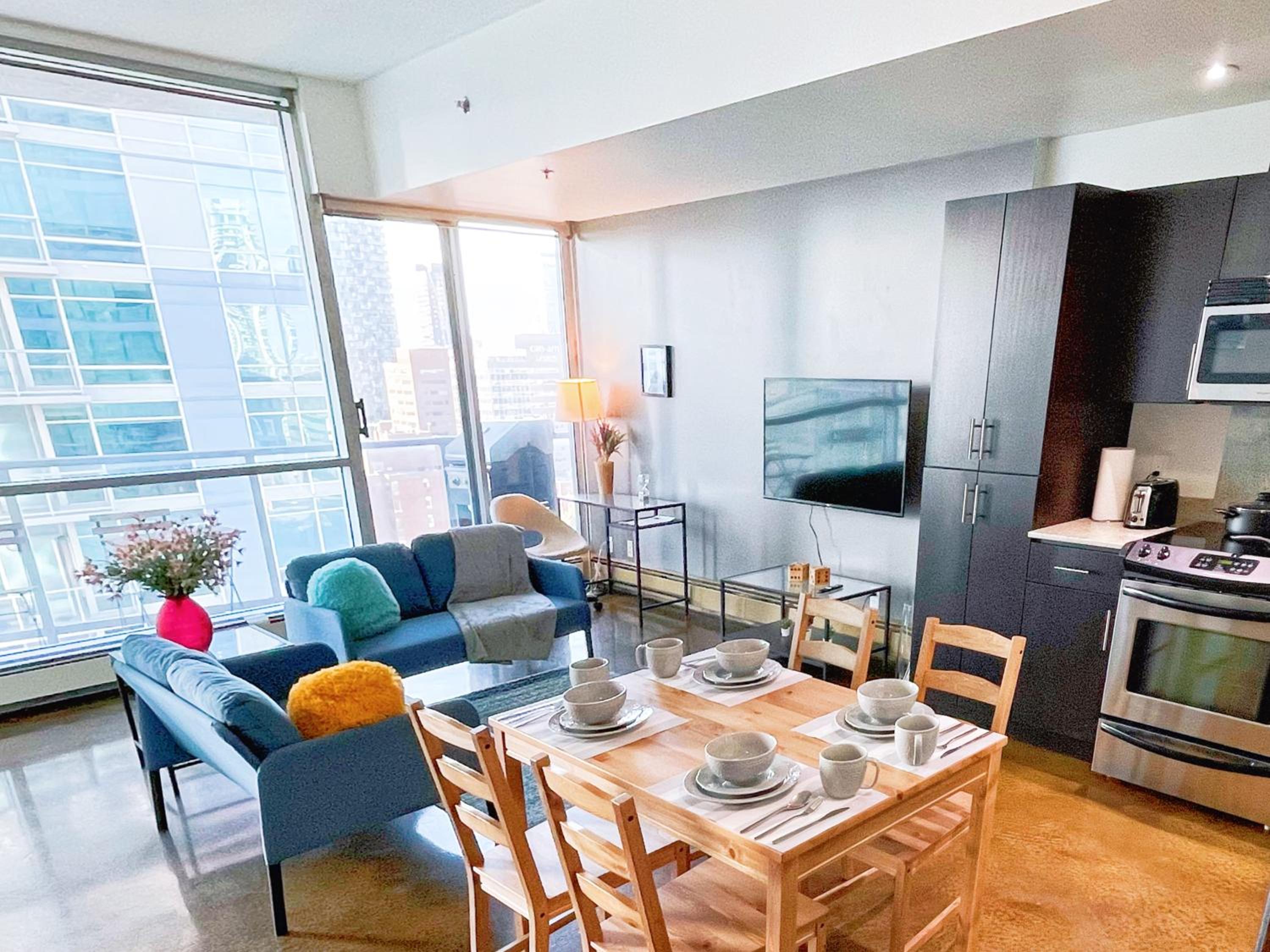 2BR condo in downtown, w/ view+parking