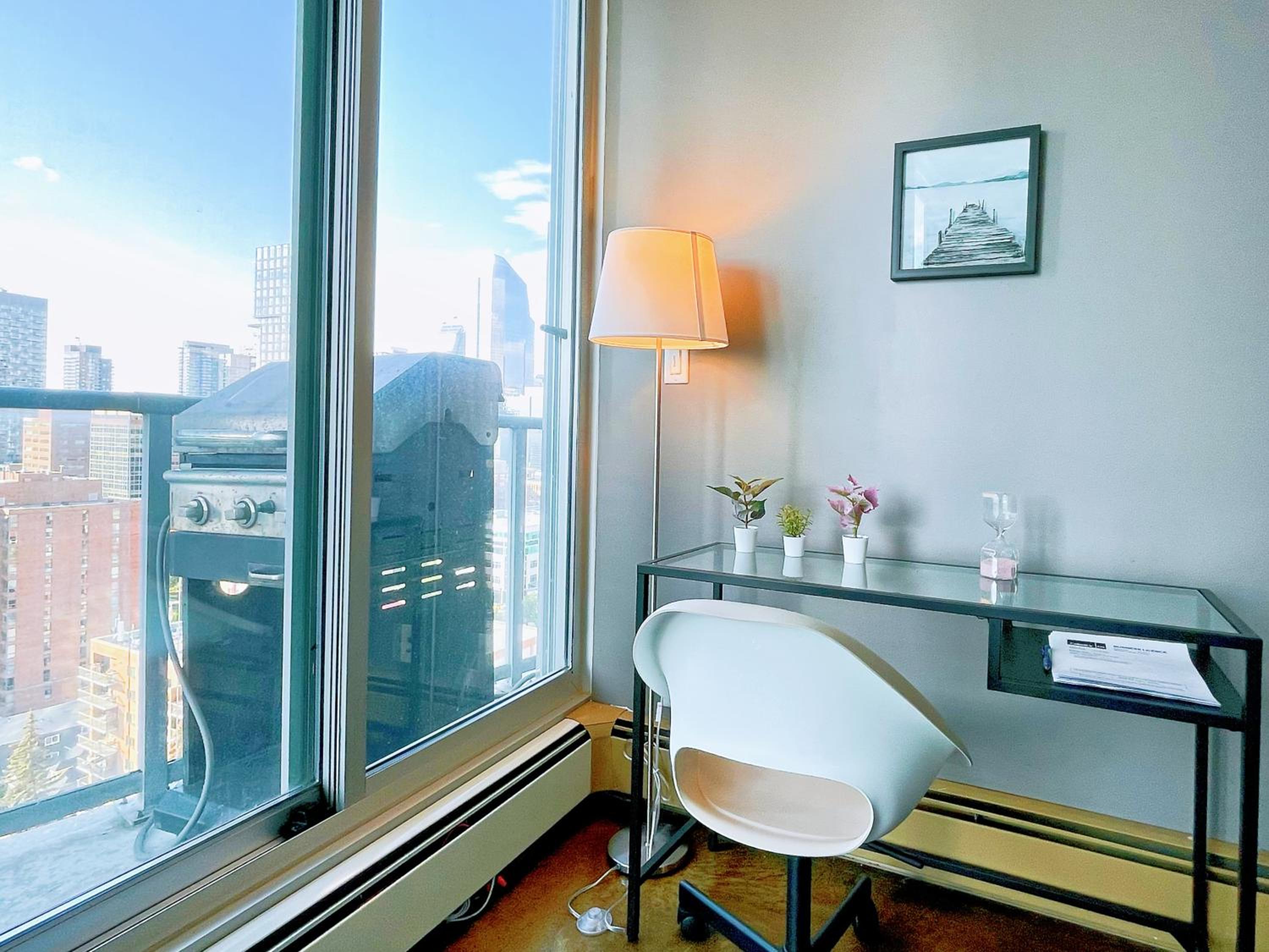 2BR condo in downtown, w/ view+parking