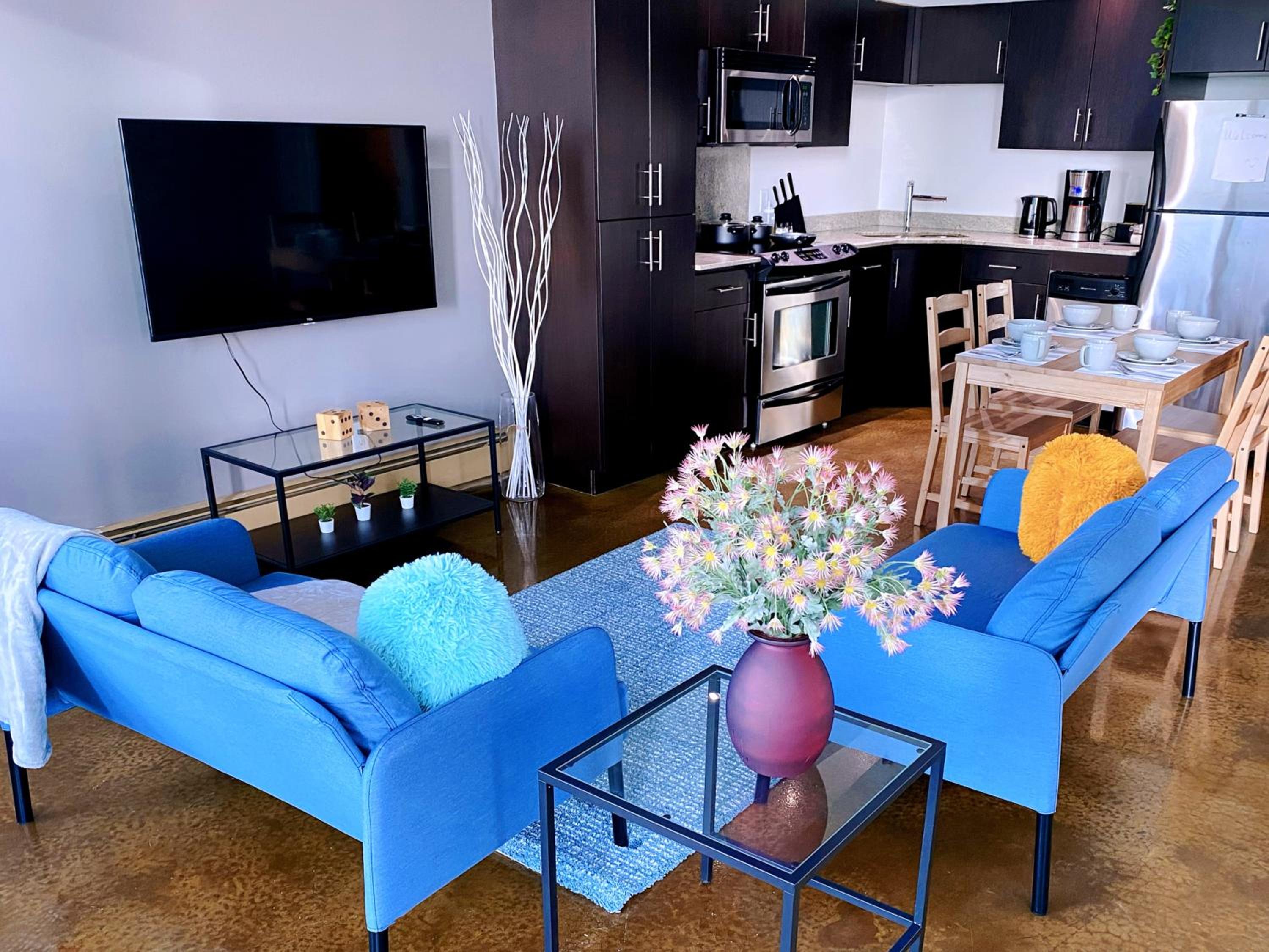 2BR condo in downtown, w/ view+parking