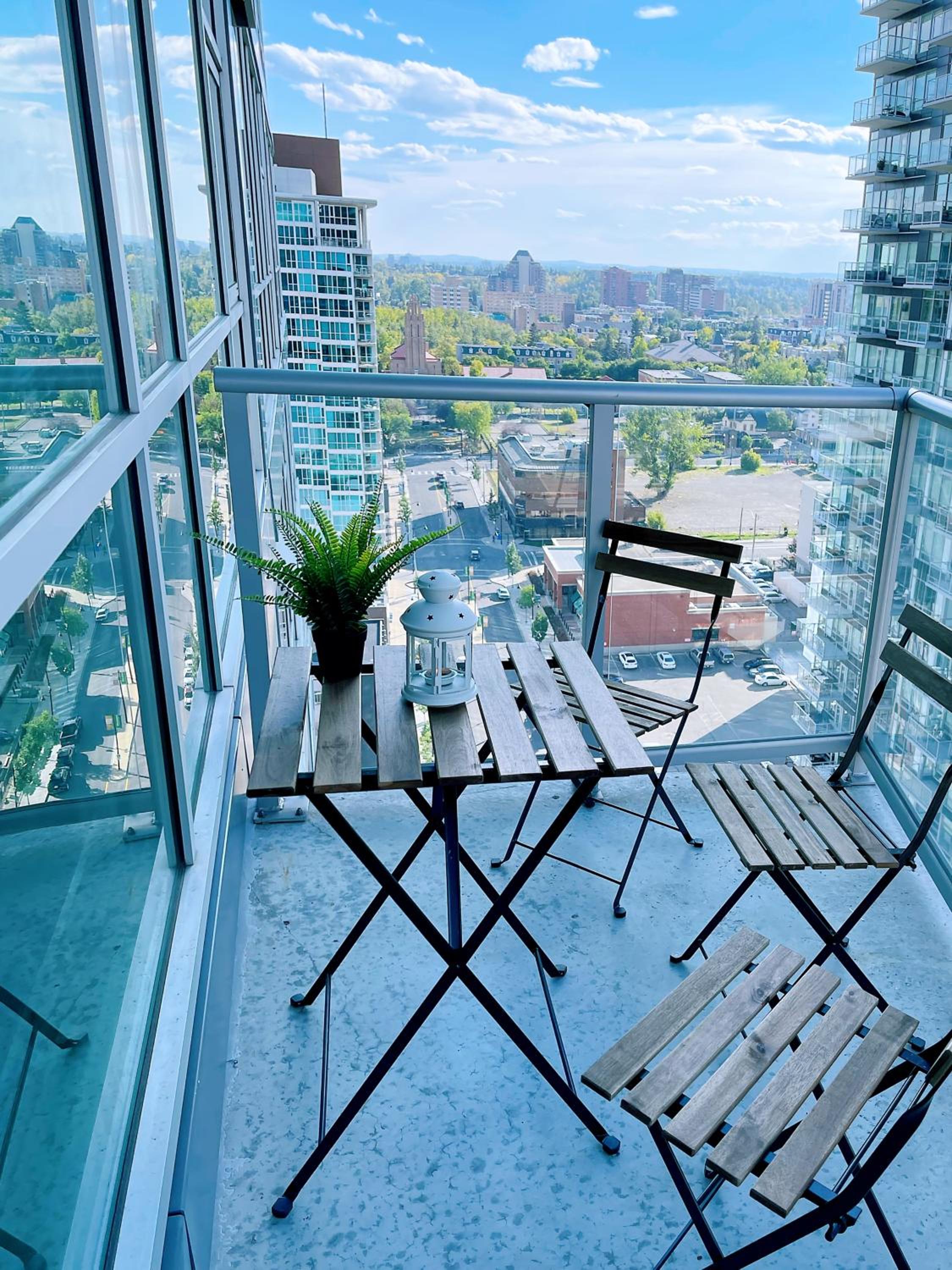 2BR condo in downtown, w/ view+parking