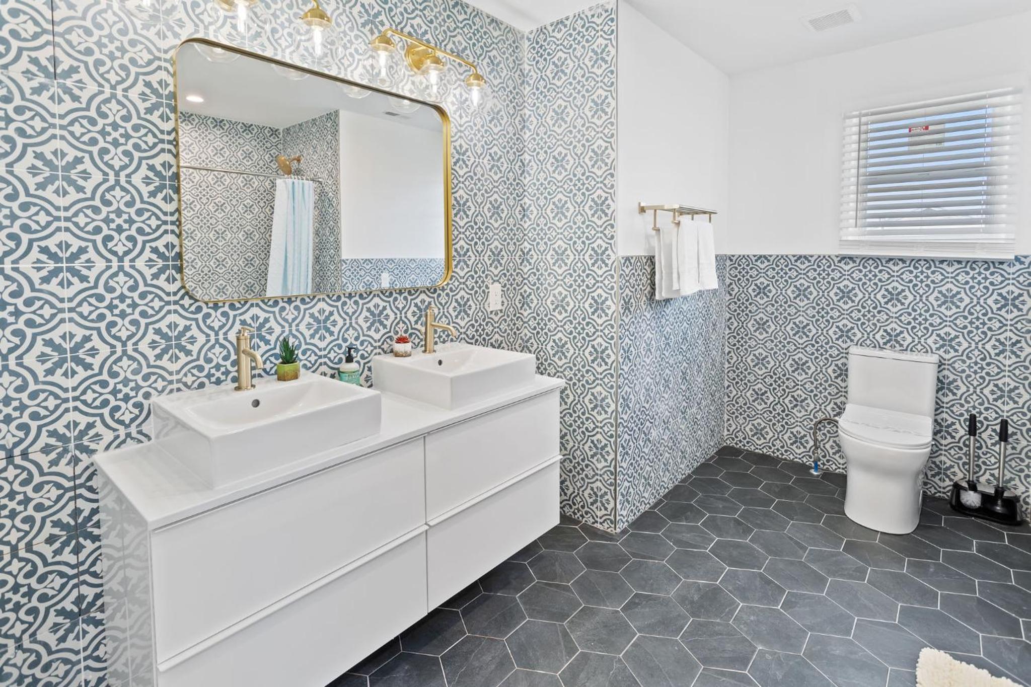 Stylishly Renovated 5-Bedroom Home in AC - Perfect for Groups and Families view 4