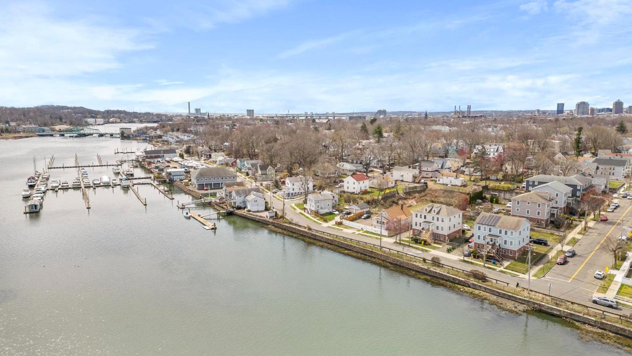New Haven Vacations - Gorgeous Waterfront 2 Bedroom 1 Bath Modern Home. - Property Image 6
