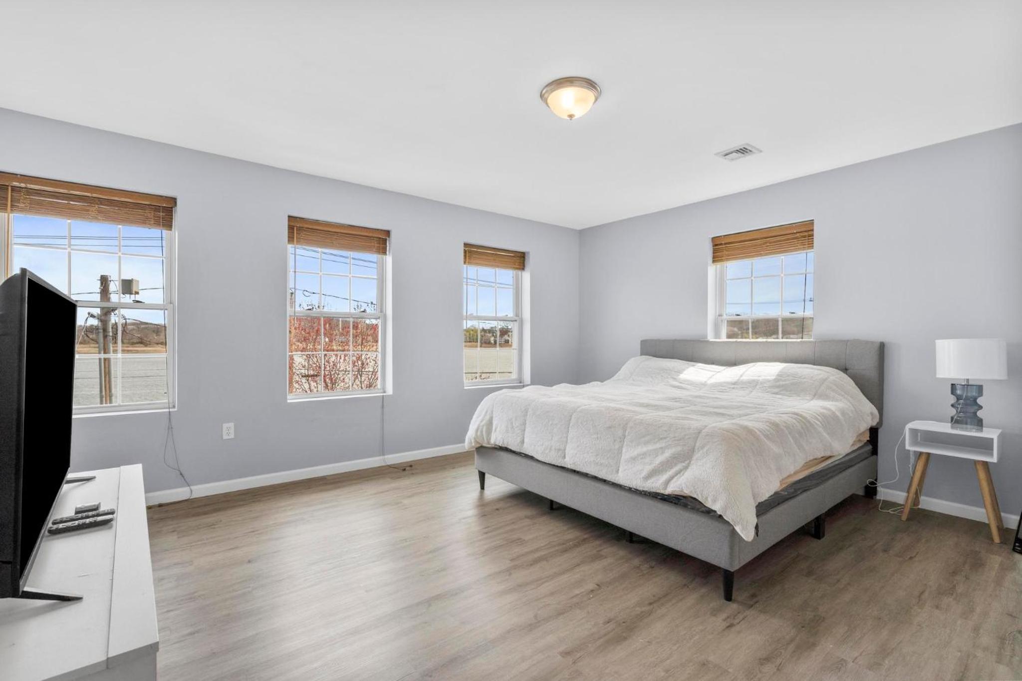 New Haven Vacations - Gorgeous Waterfront 3 Bedroom, 1.5 Bathroom Unit. - Property Image 8