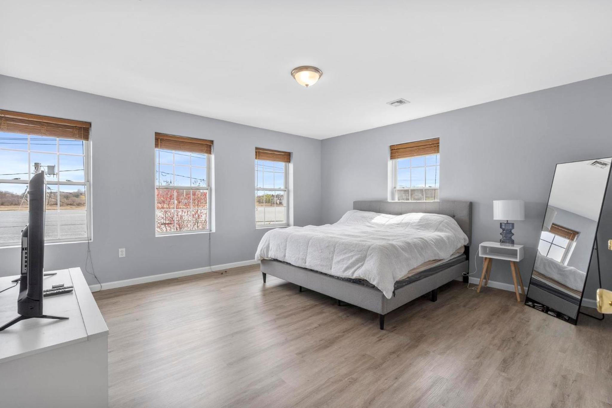 New Haven Vacations - Gorgeous Waterfront 3 Bedroom, 1.5 Bathroom Unit. - Property Image 7