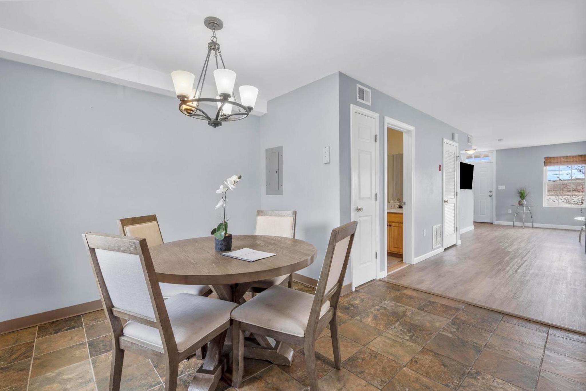 New Haven Vacations - Gorgeous Waterfront 3 Bedroom, 1.5 Bathroom Unit. - Property Image 39