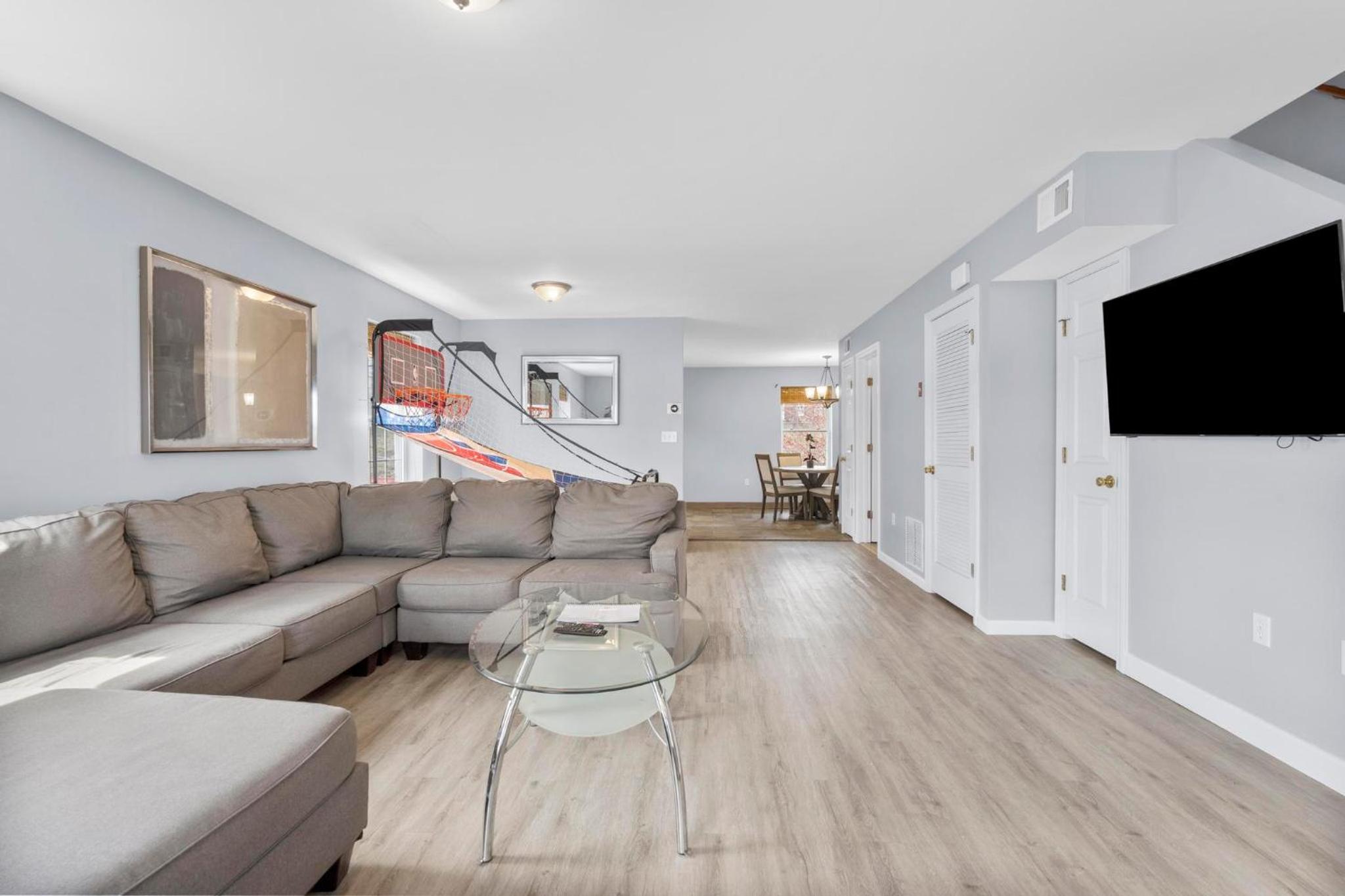 New Haven Vacations - Gorgeous Waterfront 3 Bedroom, 1.5 Bathroom Unit. - Property Image 22