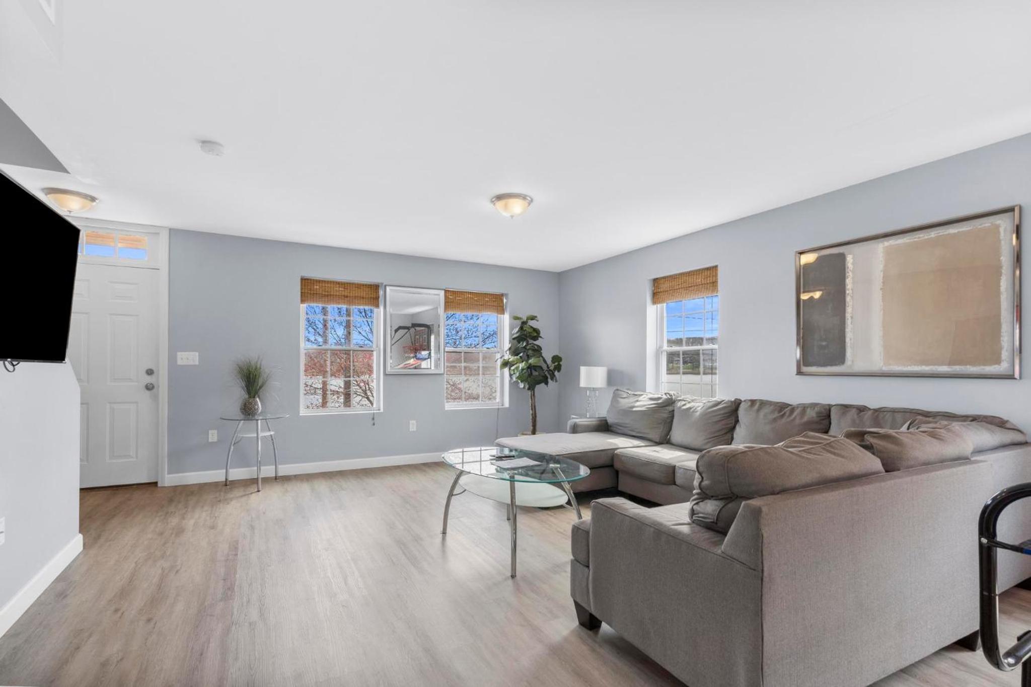 New Haven Vacations - Gorgeous Waterfront 3 Bedroom, 1.5 Bathroom Unit. - Property Image 36