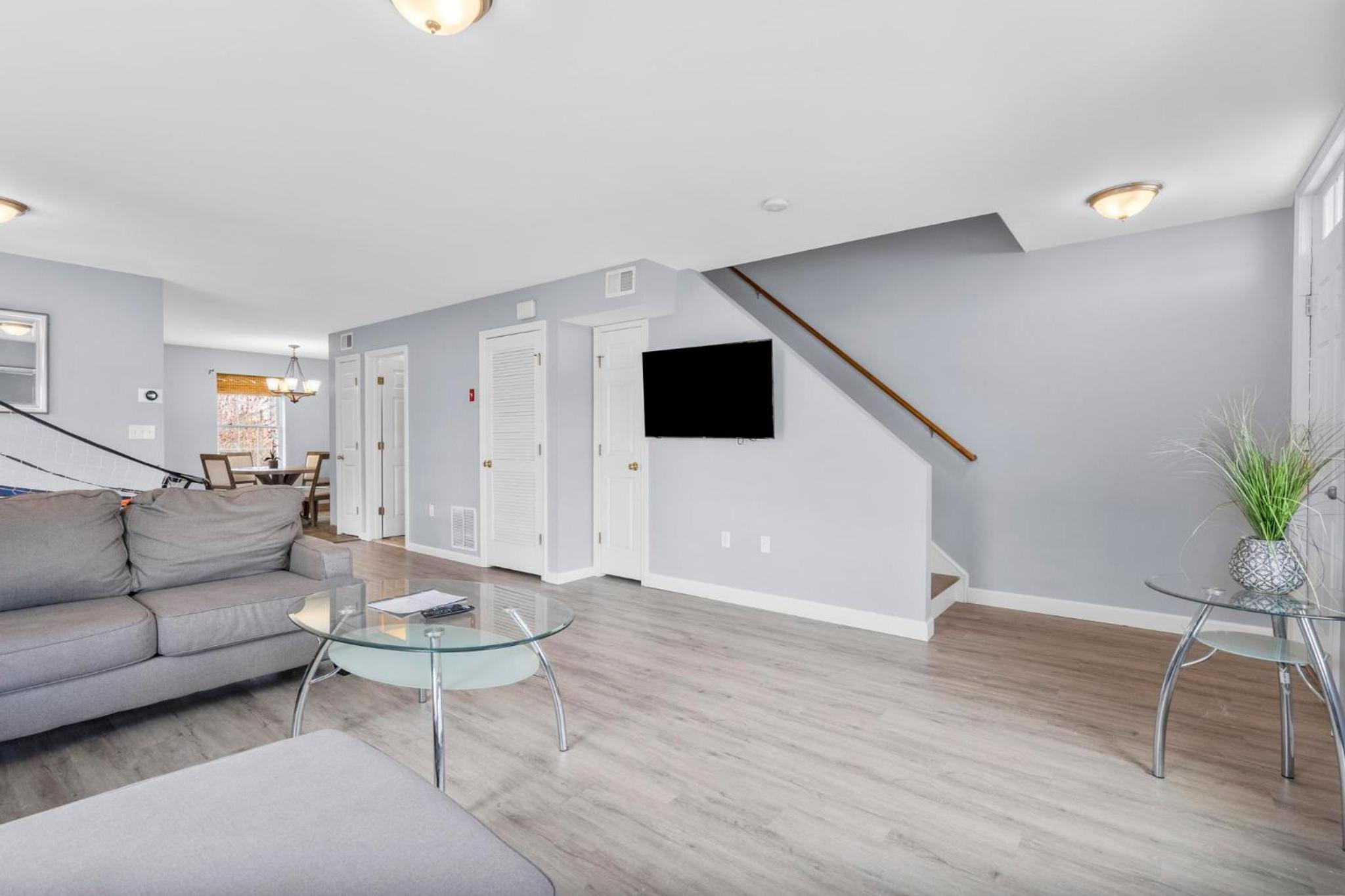 New Haven Vacations - Gorgeous Waterfront 3 Bedroom, 1.5 Bathroom Unit. - Property Image 37