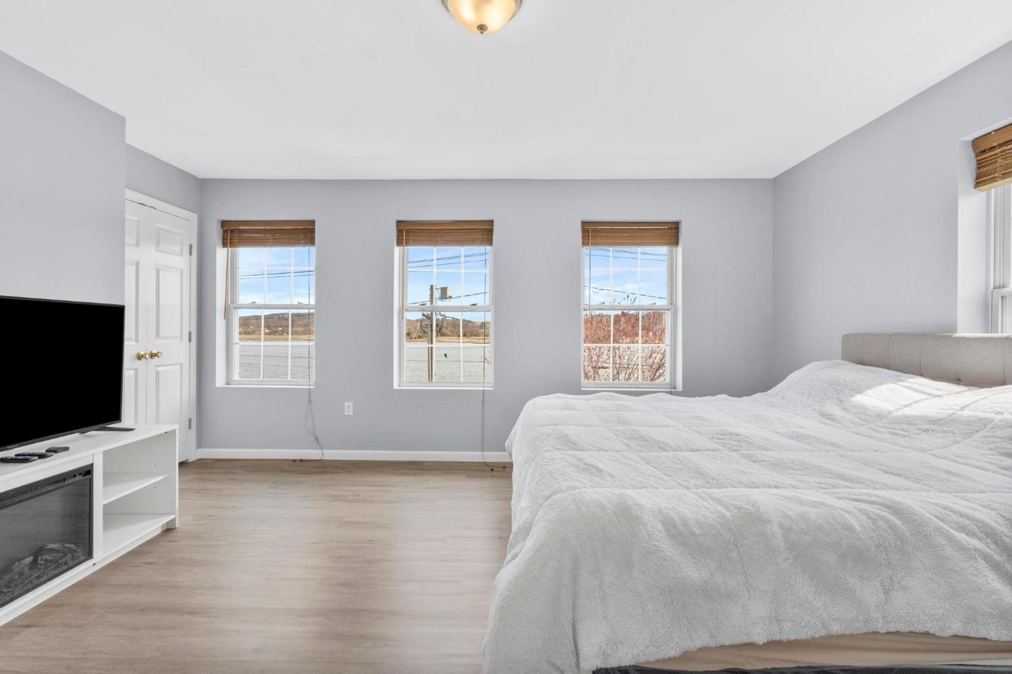 New Haven Vacations - Gorgeous Waterfront 3 Bedroom, 1.5 Bathroom Unit. - Property Image 9