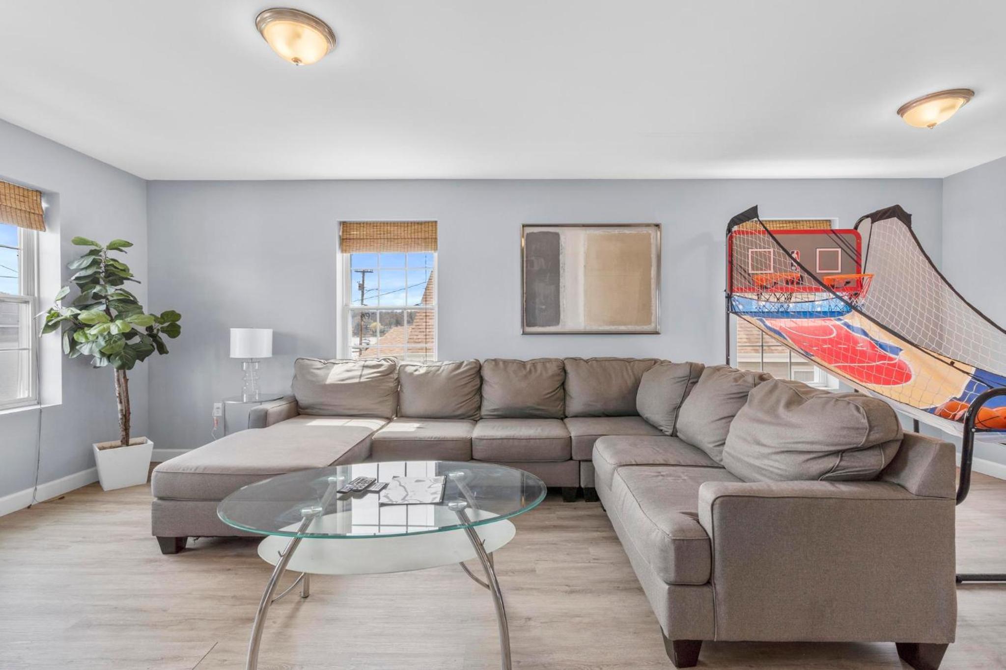 New Haven Vacations - Gorgeous Waterfront 3 Bedroom, 1.5 Bathroom Unit. - Property Image 34