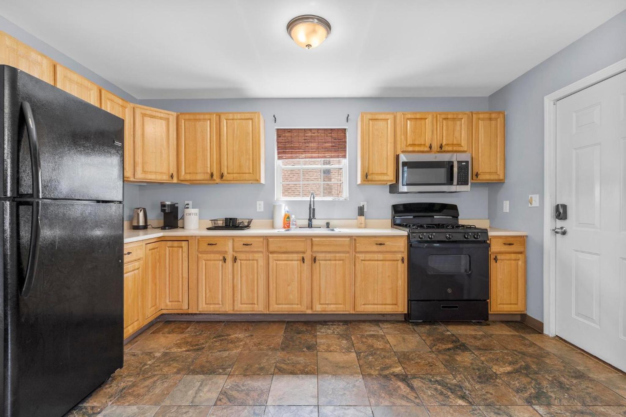 New Haven Vacations - Gorgeous Waterfront 3 Bedroom, 1.5 Bathroom Unit. - Property Image 40
