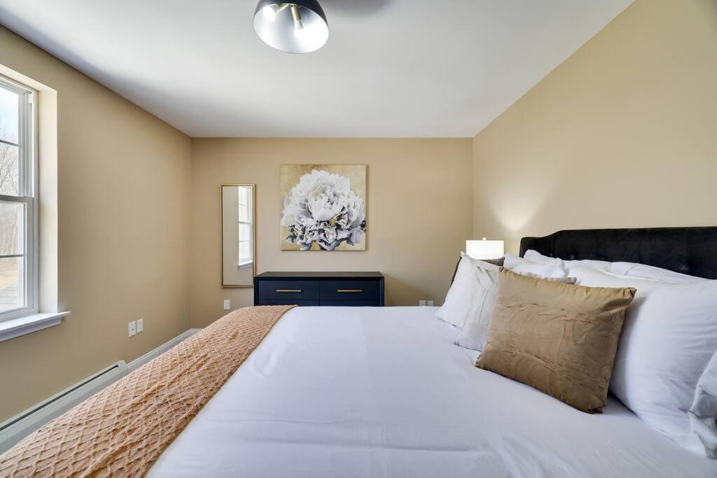 Luxe Lrg Pocono House for 18 Hot Tub/Gameroom/Pool view 2
