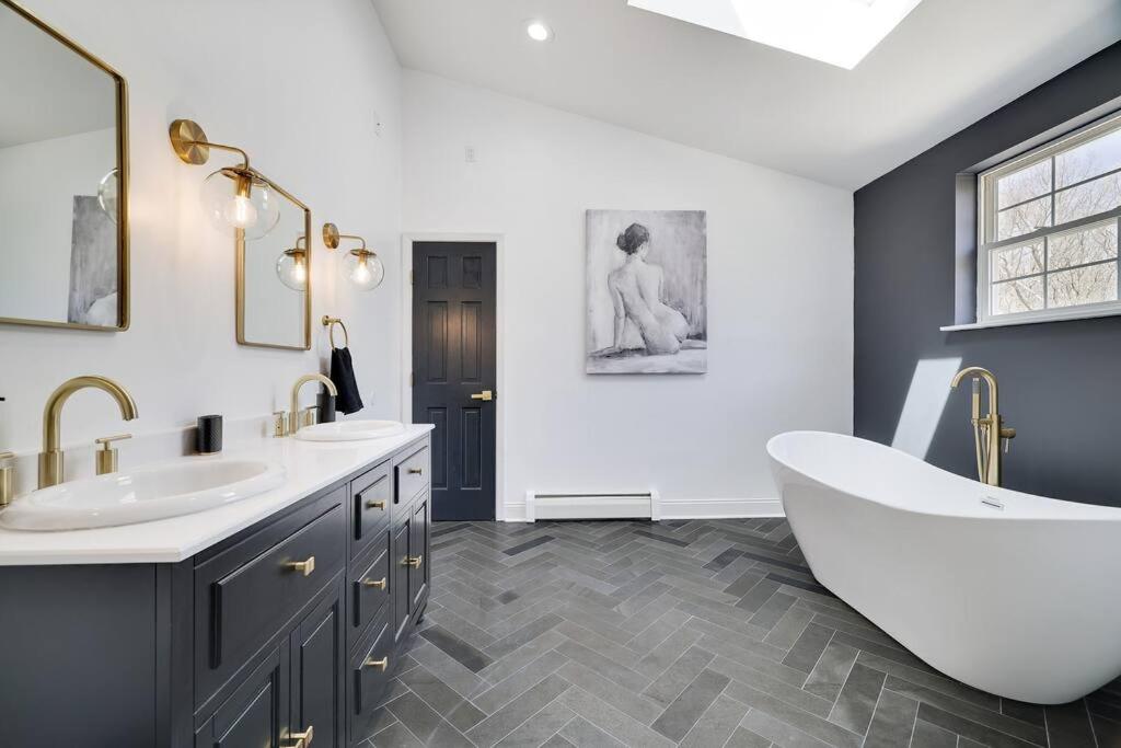 Luxe Lrg Pocono House for 18 Hot Tub/Gameroom/Pool view 3