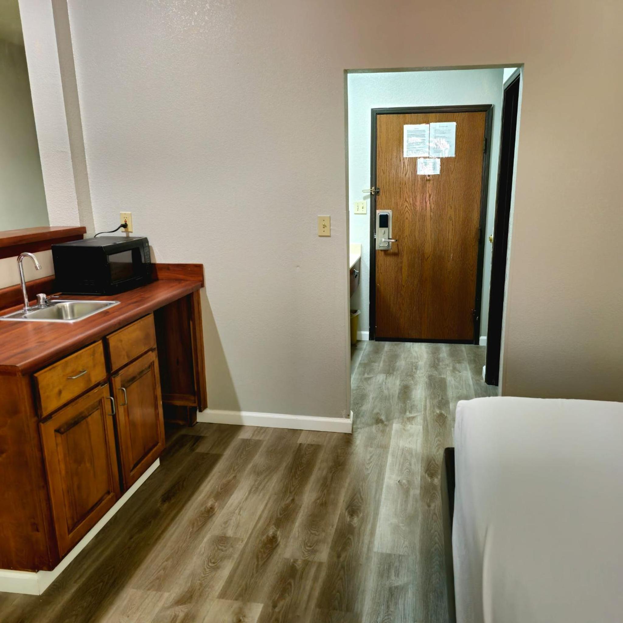 Budget Inn, Hwy 41