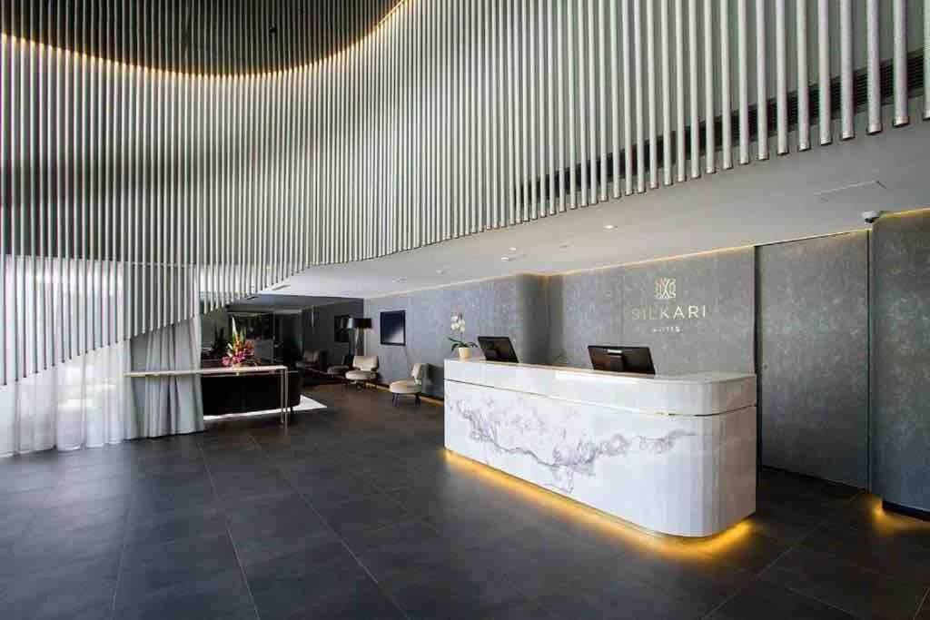 Chatswood Exeutive Condo - 2 Bedrooms 2 Bathrooms with King Bed