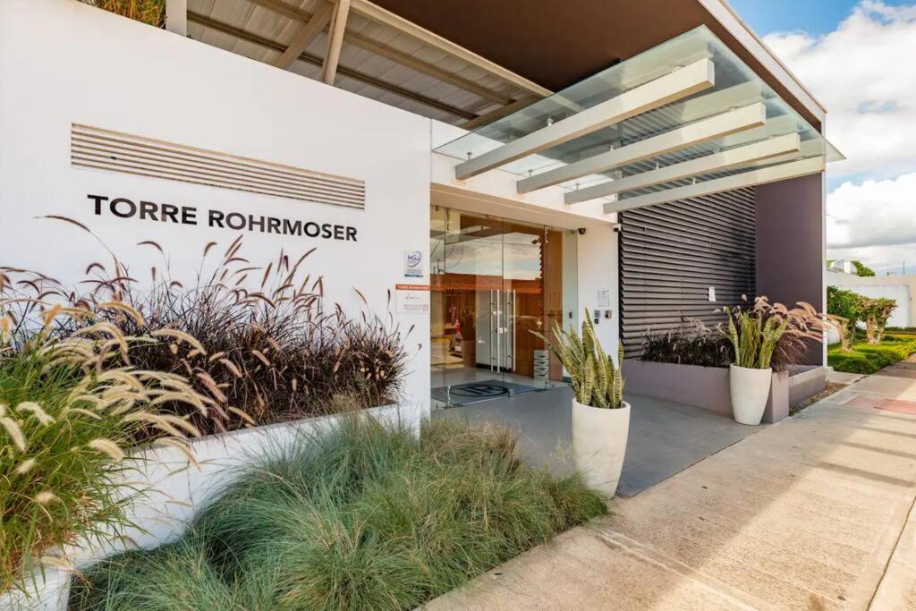 Hotel 10th Floor & Rooftop Jacuzzi