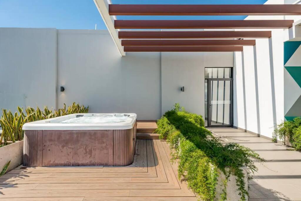 10th Floor & Rooftop Jacuzzi
