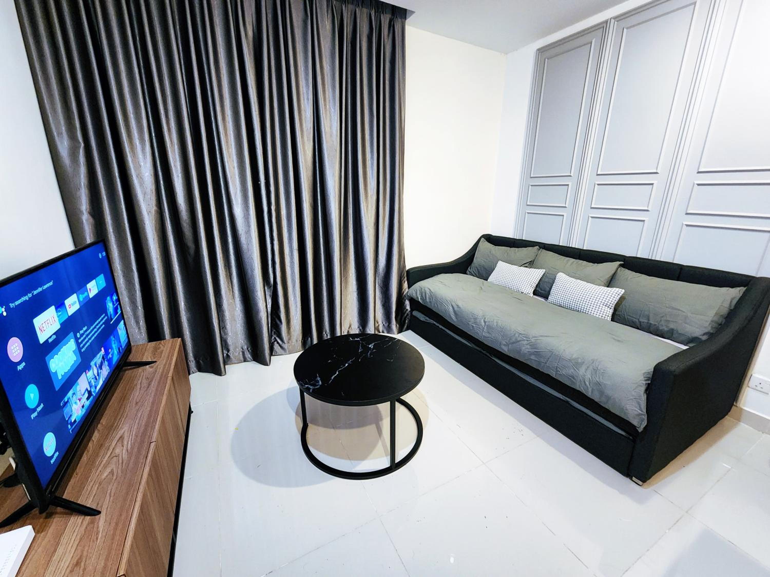 Kozi Square Twin Room with Smart TV & free Wi-fi view 2