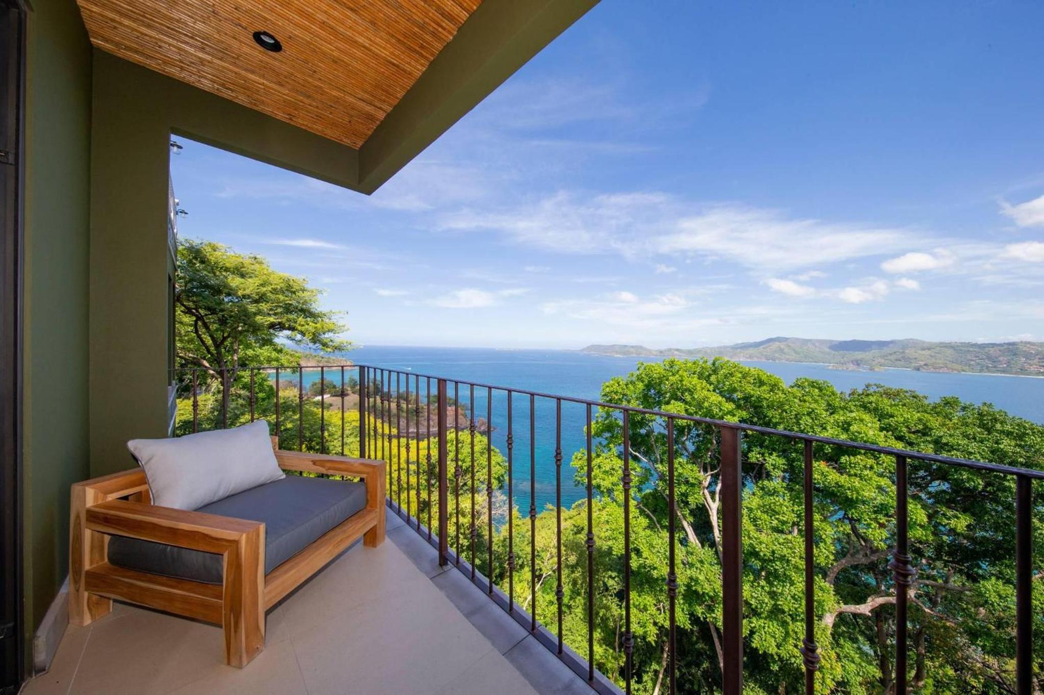 360 Splendor 309-Ocean View Residence-Breakfast Included!