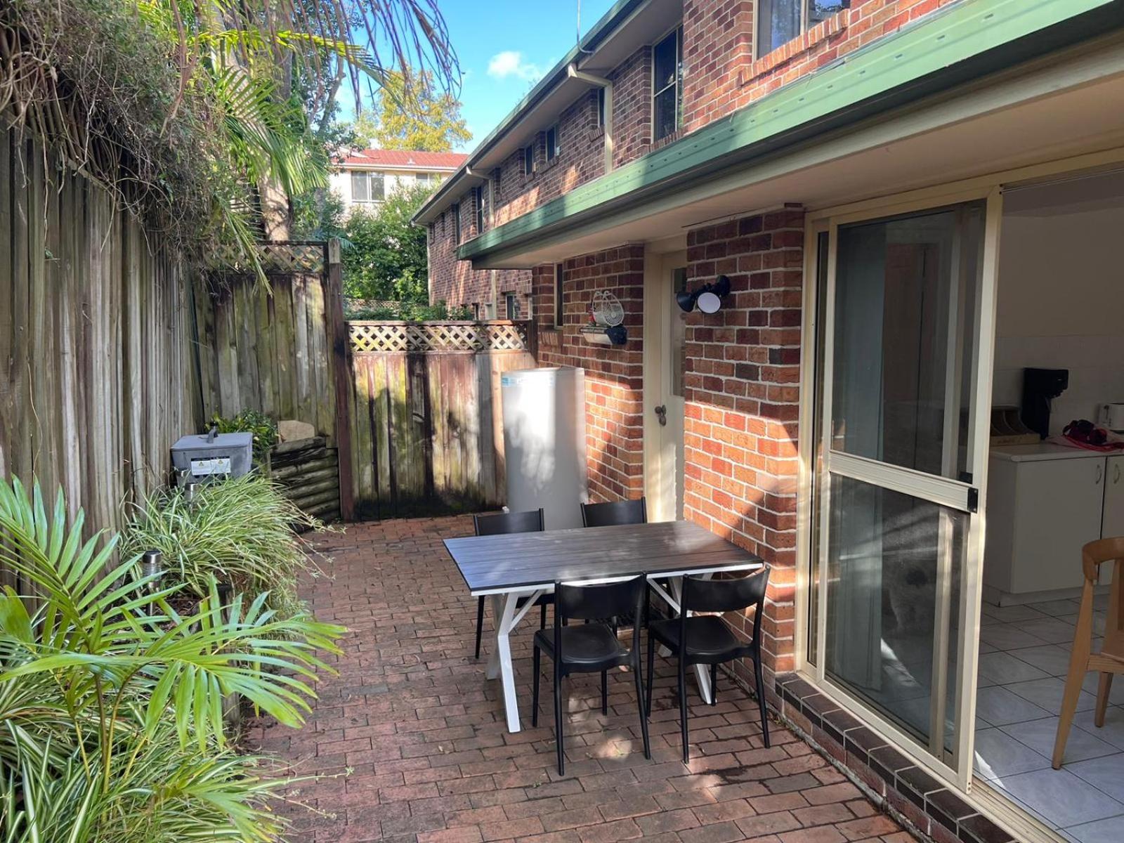 3 Bedroom Town house near Gosford CBD Sleeps 6 plus