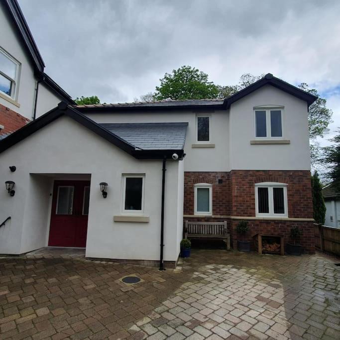 ChurstonBnB, private flat within family home, Bolton