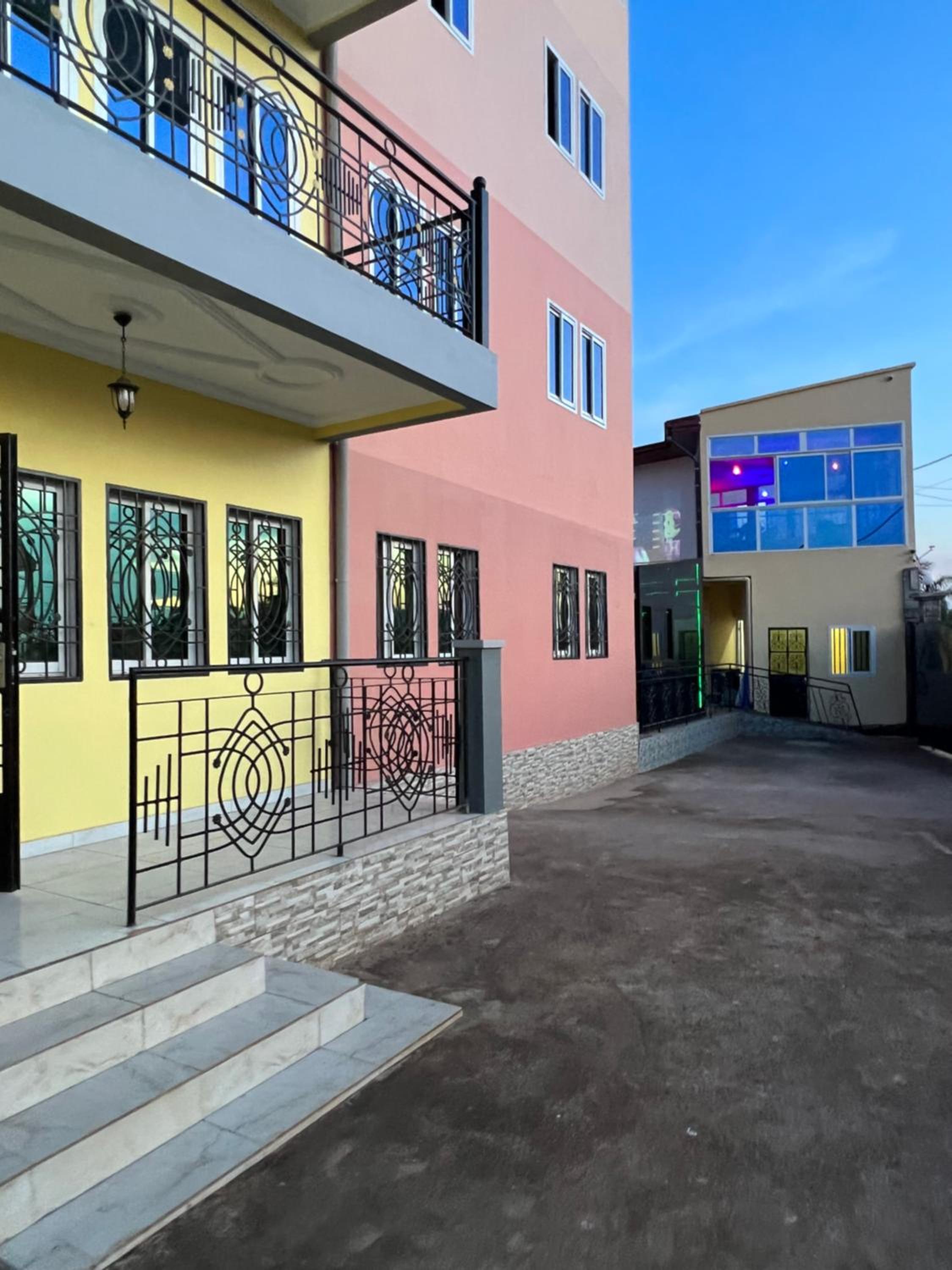 Primeshare Luxury Apartments for Family Travelers with Swimming Pool, Yaounde