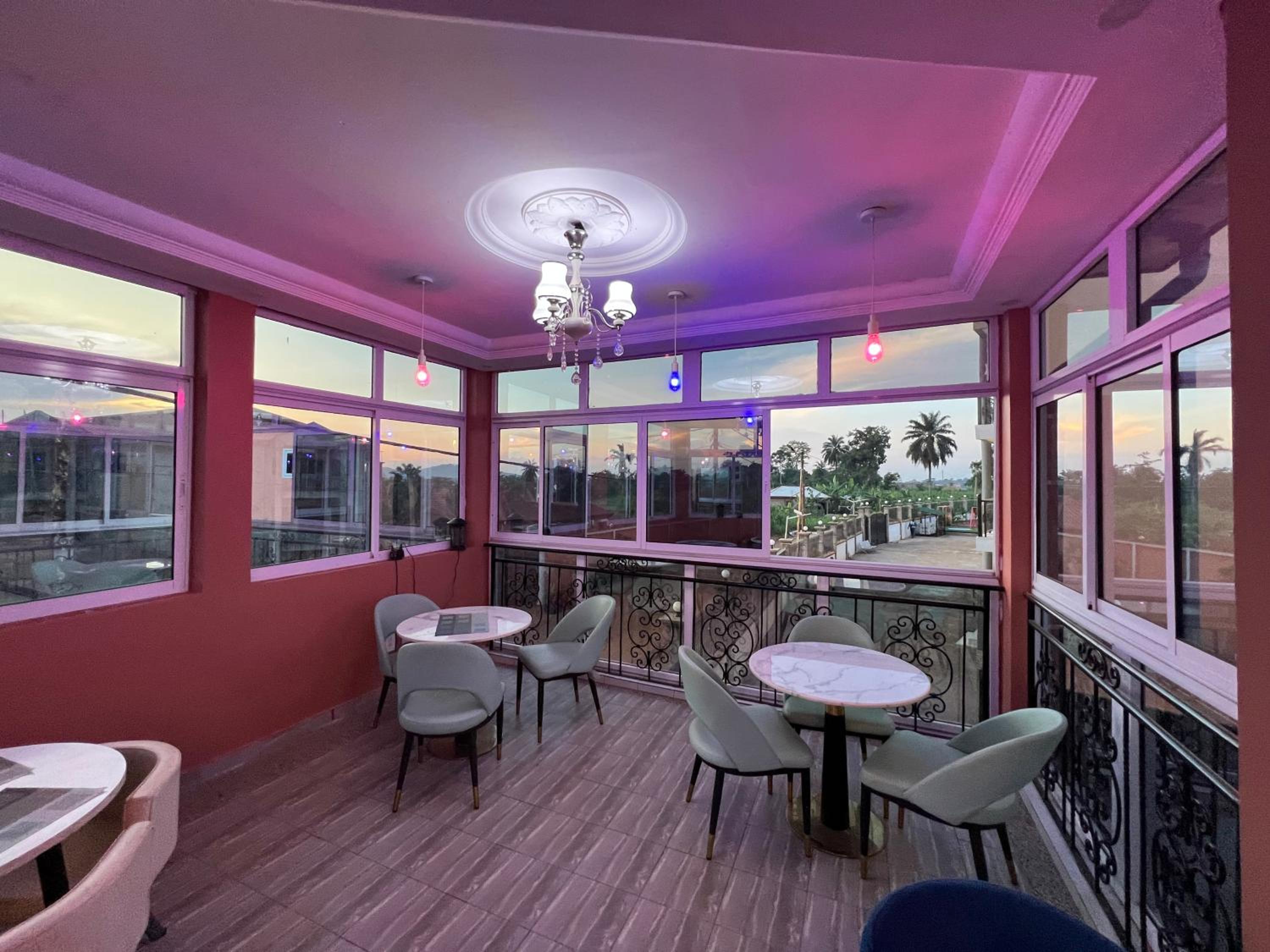 Primeshare Luxury Apartments for Family Travelers with Swimming Pool, Yaounde