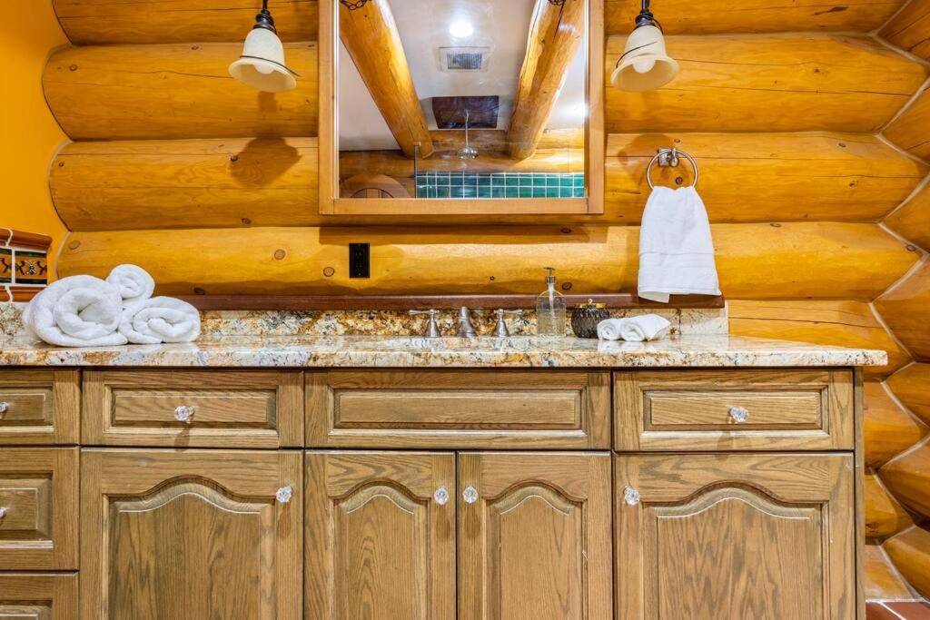 Gem by Manning Park: Luxury Loghouse “Ravenloft”