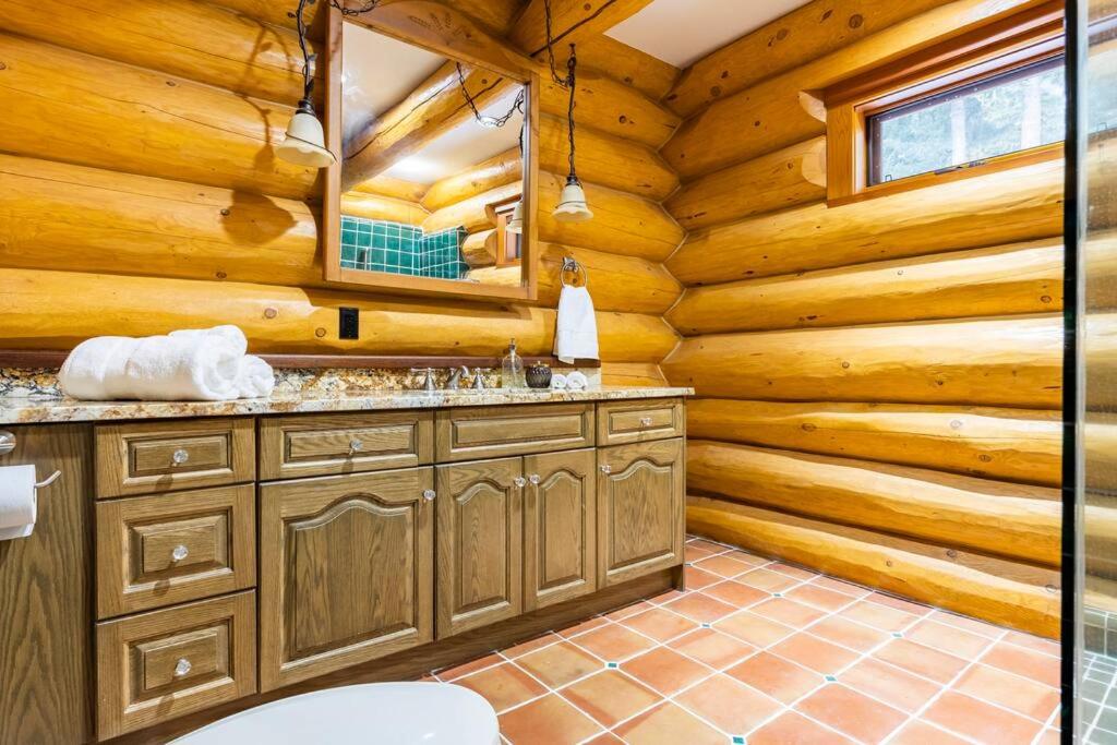 Gem by Manning Park: Luxury Loghouse “Ravenloft”