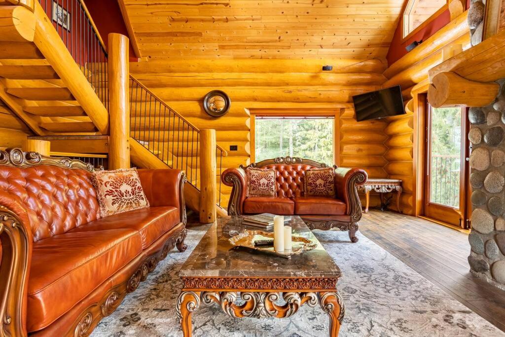 Gem by Manning Park: Luxury Loghouse “Ravenloft”