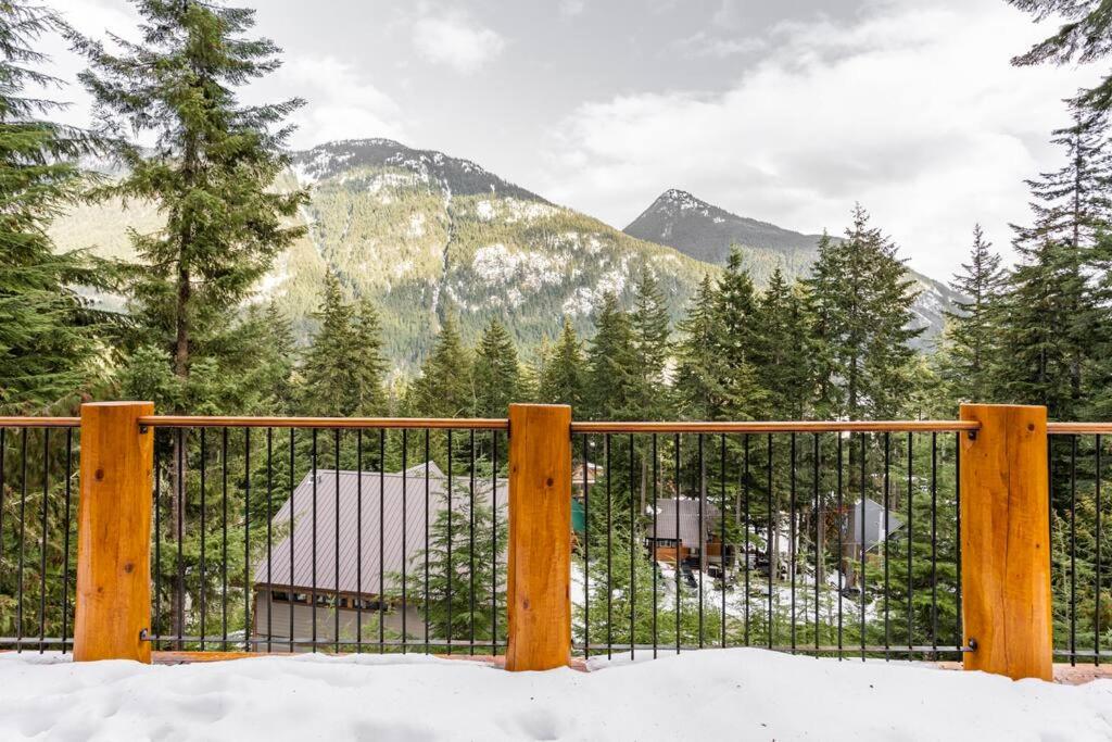 Gem by Manning Park: Luxury Loghouse “Ravenloft”