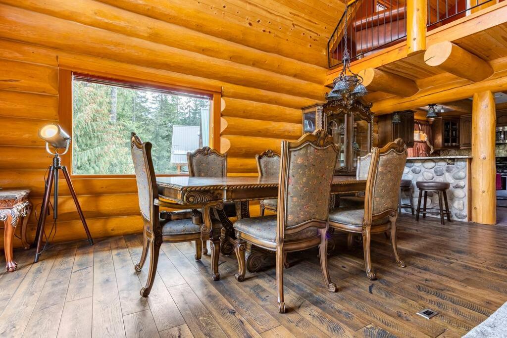 Gem by Manning Park: Luxury Loghouse “Ravenloft”