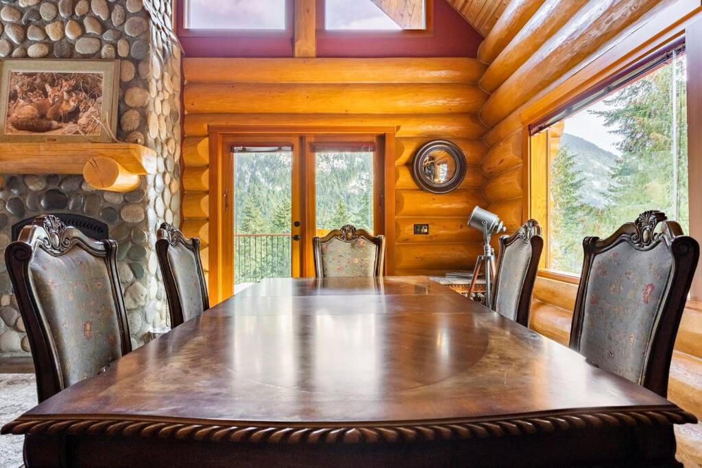 Gem by Manning Park: Luxury Loghouse “Ravenloft”