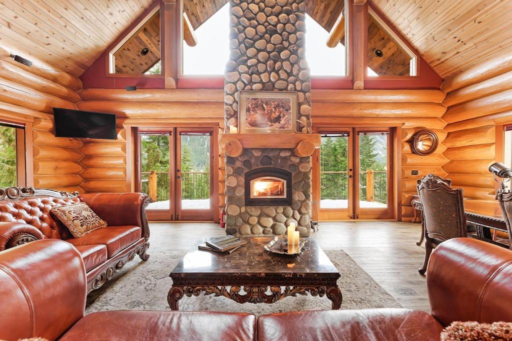 Gem by Manning Park: Luxury Loghouse “Ravenloft”