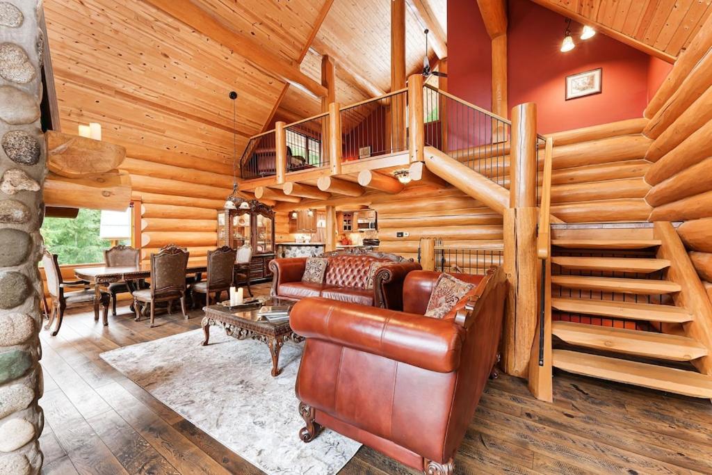 Gem by Manning Park: Luxury Loghouse “Ravenloft”