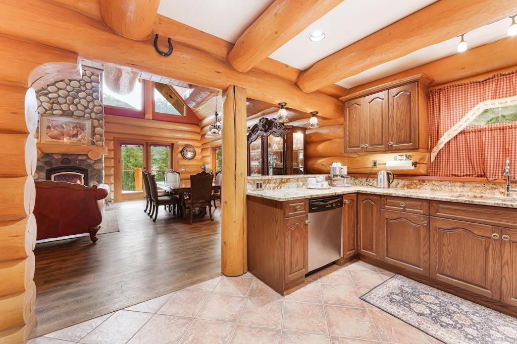 Gem by Manning Park: Luxury Loghouse “Ravenloft”