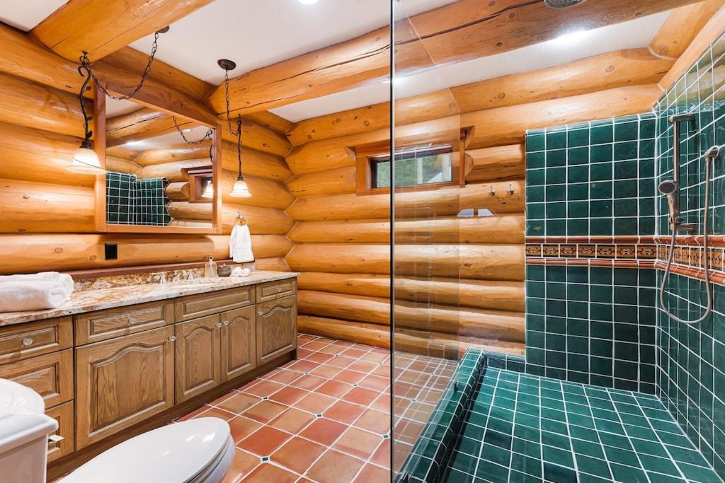 Gem by Manning Park: Luxury Loghouse “Ravenloft”