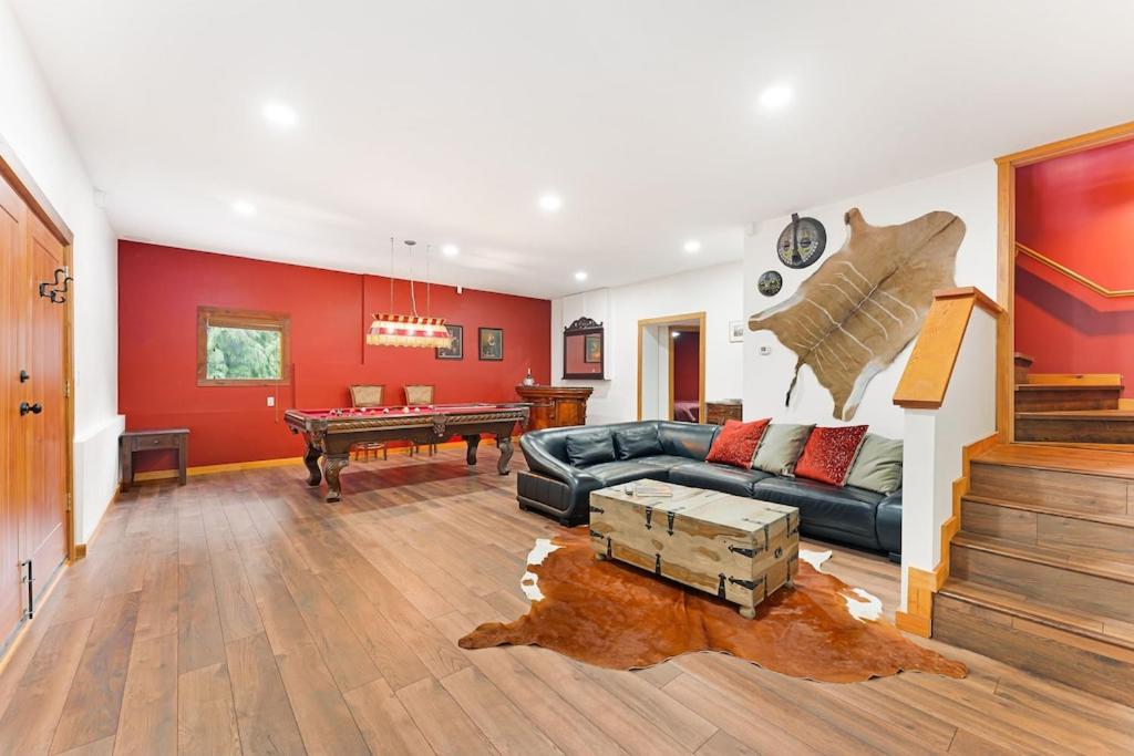 Gem by Manning Park: Luxury Loghouse “Ravenloft”