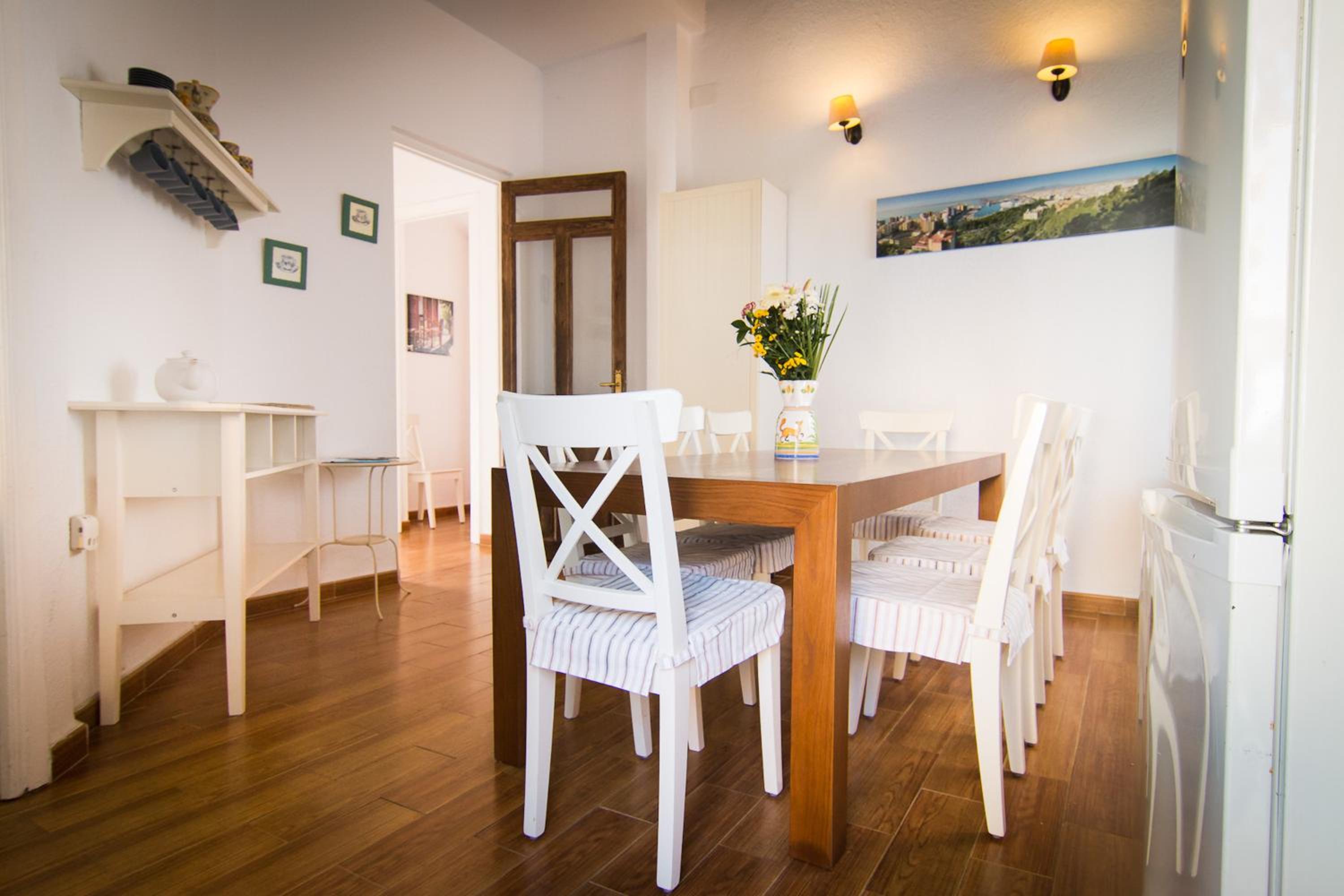 Holidays2Fuengirola Villa 6 bedroom 200 mts Beach